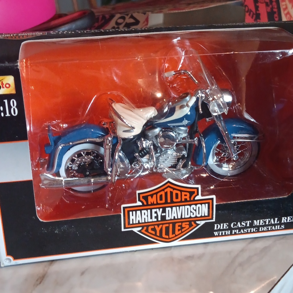 Maisto 1962 FLH Duo Glide Harley Davidson 1:18 Motorcycle Series 9 New